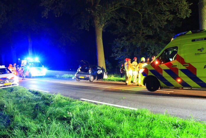 Twee gewonden bij frontale botsing met boom