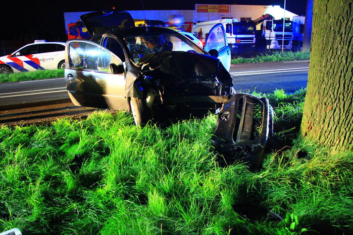 Twee gewonden bij frontale botsing met boom