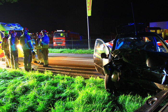 Twee gewonden bij frontale botsing met boom