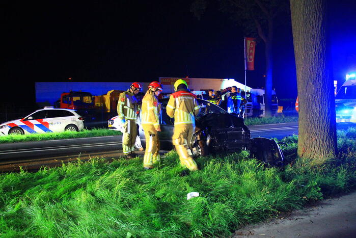 Twee gewonden bij frontale botsing met boom