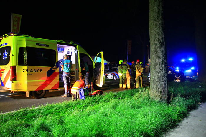 Twee gewonden bij frontale botsing met boom