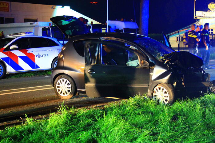 Twee gewonden bij frontale botsing met boom