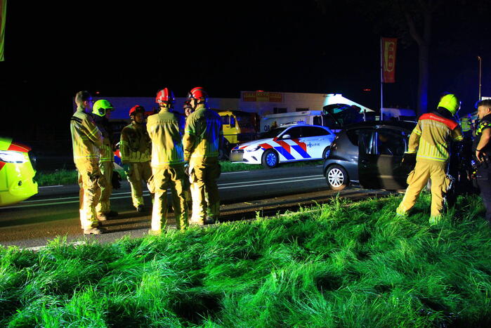 Twee gewonden bij frontale botsing met boom