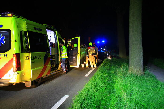 Twee gewonden bij frontale botsing met boom