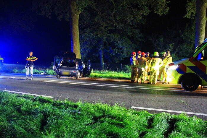 Twee gewonden bij frontale botsing met boom