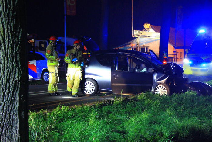 Twee gewonden bij frontale botsing met boom