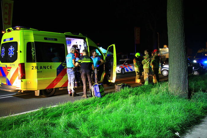 Twee gewonden bij frontale botsing met boom