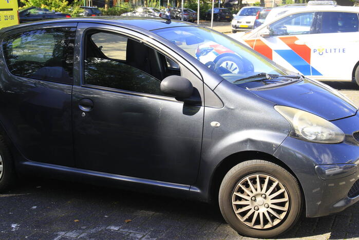 Fietser botst op stilstaande auto