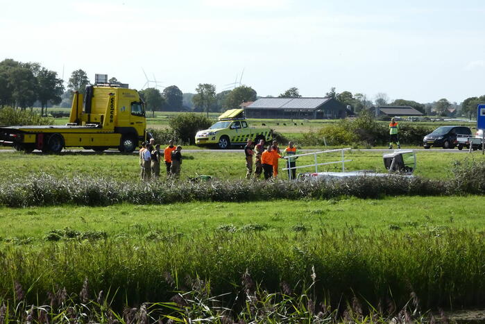 Bestelbus belandt in sloot