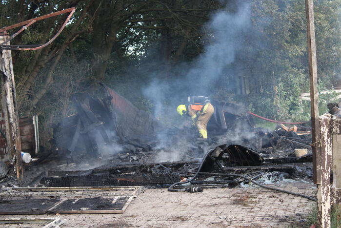 Schuur van boerderij volledig uitgebrand