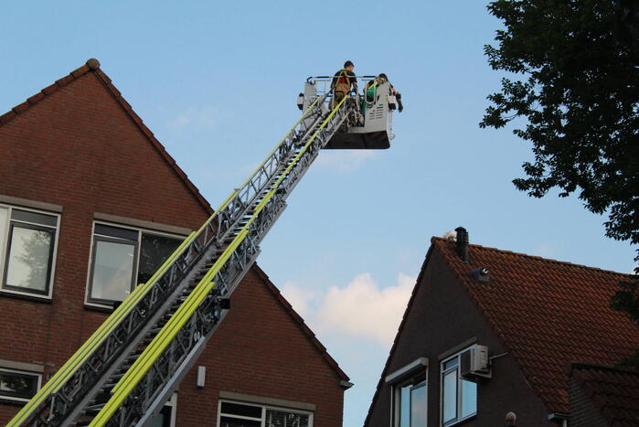 Brandweer redt kat van dak