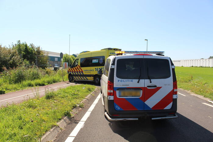 Oudere man valt met scootmobiel