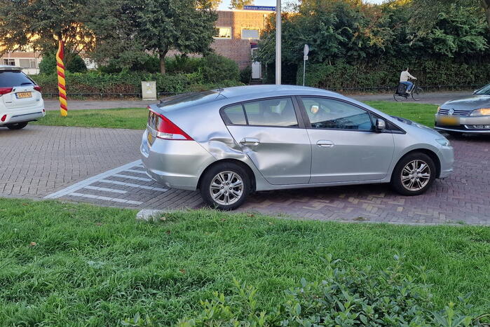 Bezorgscooter in botsing met auto