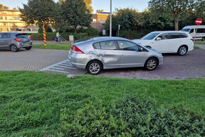 Bezorgscooter in botsing met auto