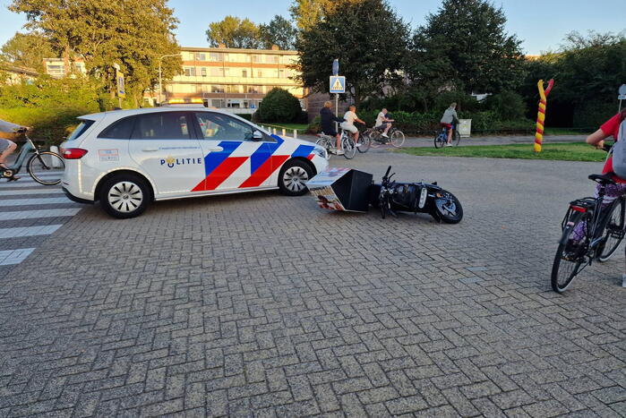 Bezorgscooter in botsing met auto