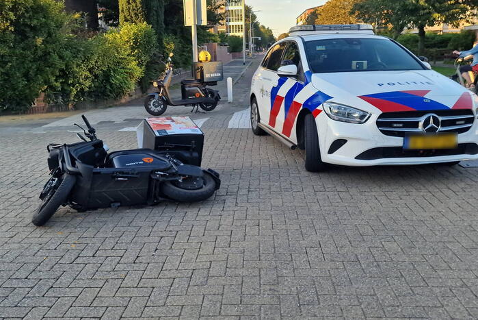 Bezorgscooter in botsing met auto