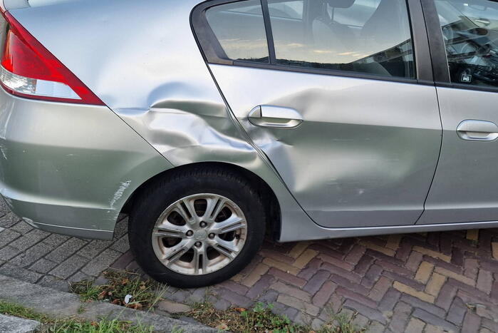 Bezorgscooter in botsing met auto