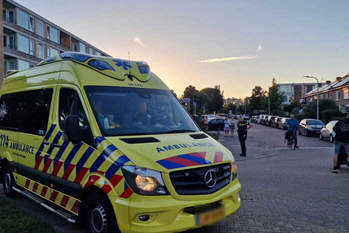 Bezorgscooter in botsing met auto