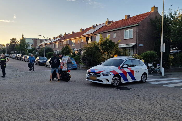 Bezorgscooter in botsing met auto