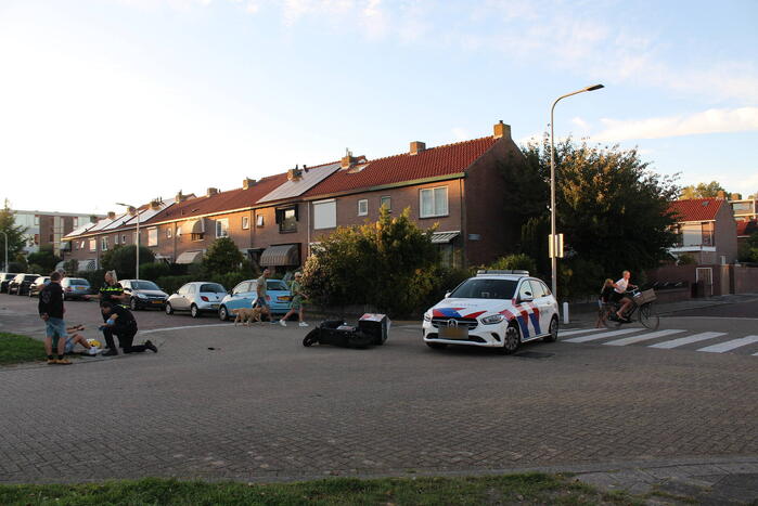 Bezorgscooter in botsing met auto