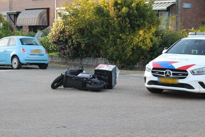Bezorgscooter in botsing met auto