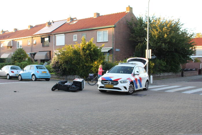 Bezorgscooter in botsing met auto