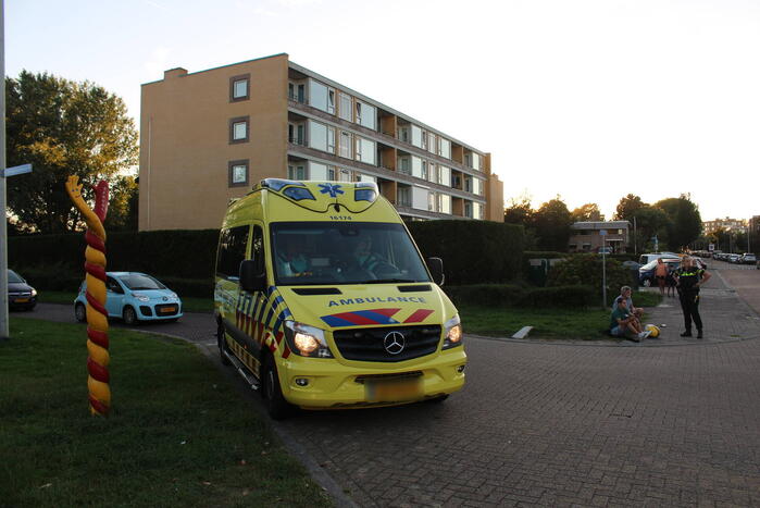 Bezorgscooter in botsing met auto