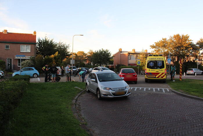 Bezorgscooter in botsing met auto