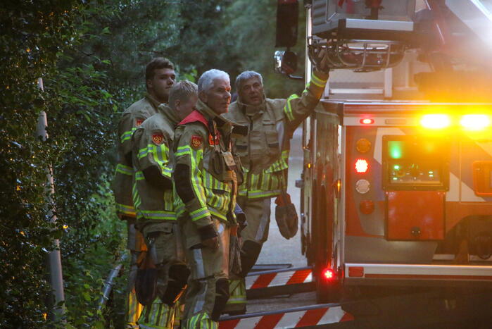 Brandweer verwijdert loshangende takken