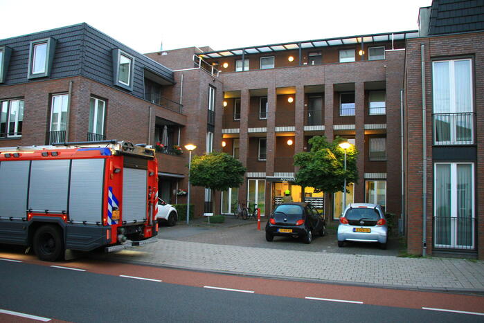 Brandweer doet onderzoek naar rook en brandlucht