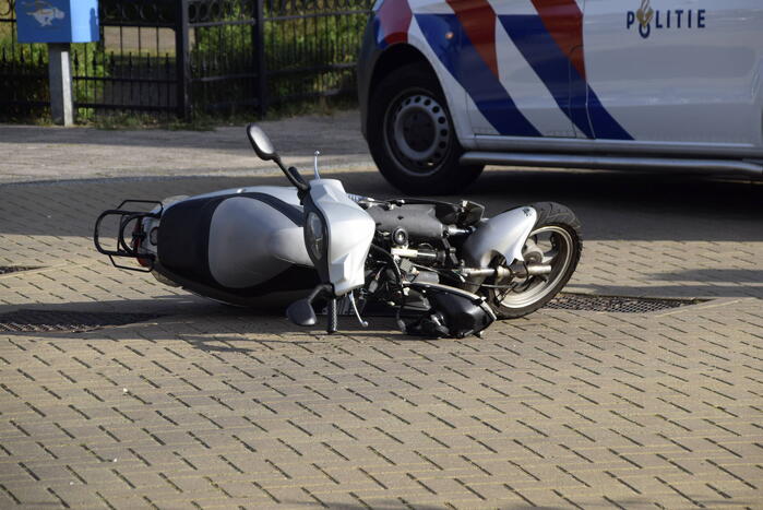 Veel schade bij ongeval tussen bestelbus en scooter