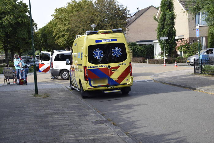 Veel schade bij ongeval tussen bestelbus en scooter