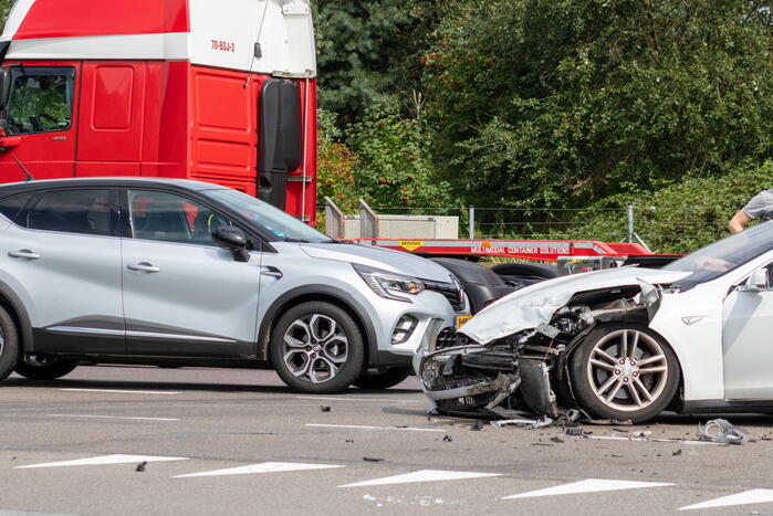 Twee auto's zwaar beschadigd bij ongeval
