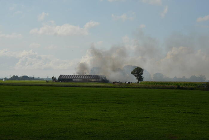 Uitslaande brand in schuur van boerderij