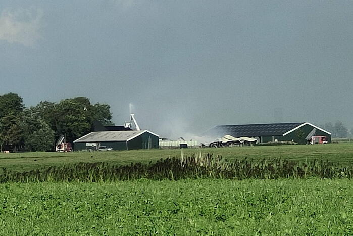 Uitslaande brand in schuur van boerderij