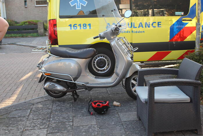 Automobilist en scooterrijder in botsing