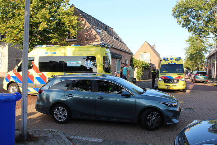 Automobilist en scooterrijder in botsing