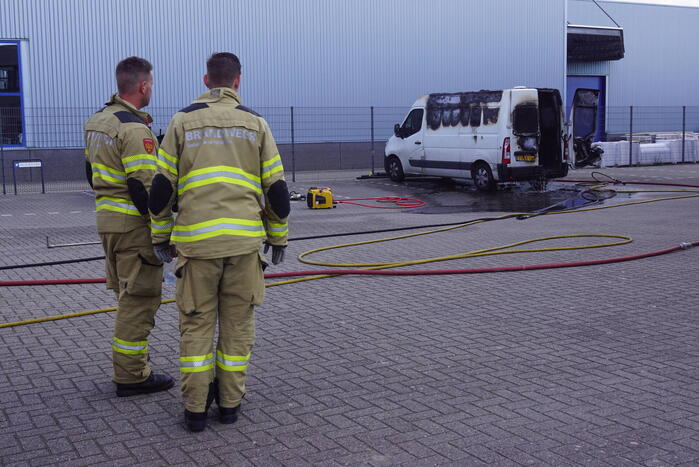 Geparkeerde bestelbus uitgebrand, omgeving afgezet vanwege gevaarlijke stoffen
