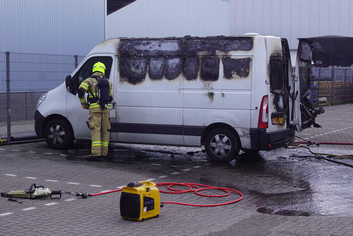 Geparkeerde bestelbus uitgebrand, omgeving afgezet vanwege gevaarlijke stoffen