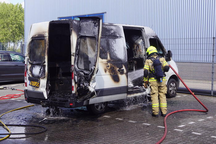 Geparkeerde bestelbus uitgebrand, omgeving afgezet vanwege gevaarlijke stoffen