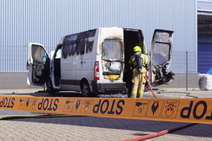 Geparkeerde bestelbus uitgebrand, omgeving afgezet vanwege gevaarlijke stoffen