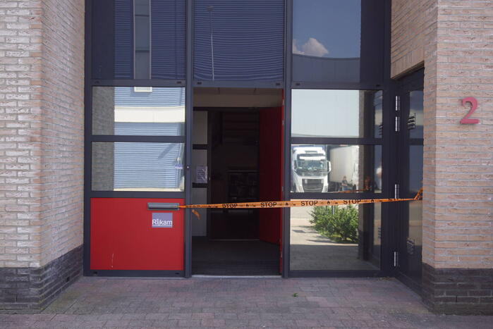 Geparkeerde bestelbus uitgebrand, omgeving afgezet vanwege gevaarlijke stoffen