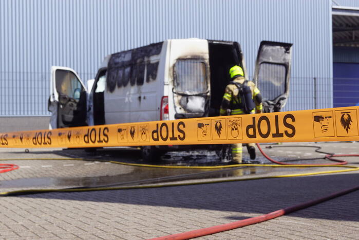 Geparkeerde bestelbus uitgebrand, omgeving afgezet vanwege gevaarlijke stoffen