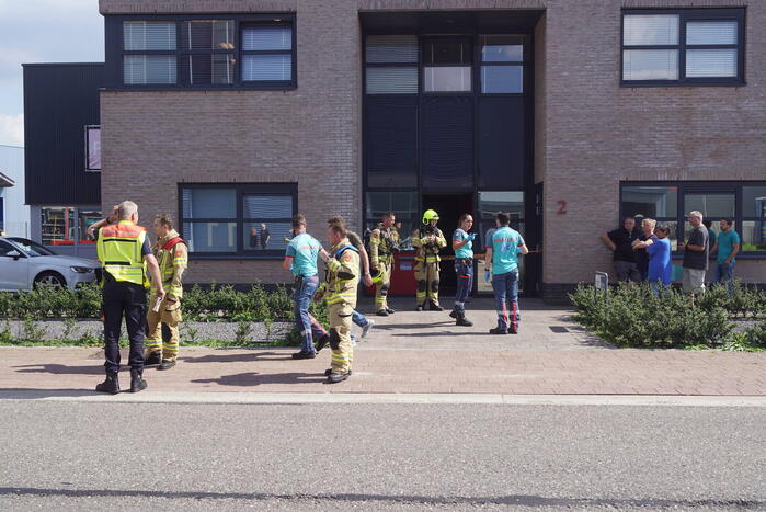 Geparkeerde bestelbus uitgebrand, omgeving afgezet vanwege gevaarlijke stoffen