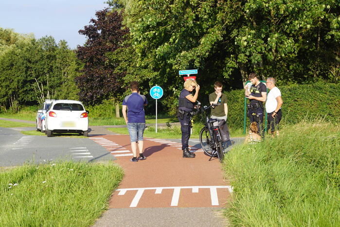 Auto ziet fietser over het hoofd