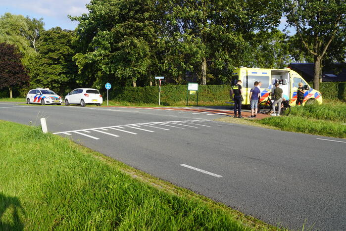 Auto ziet fietser over het hoofd