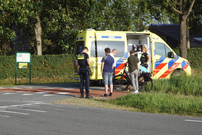 Auto ziet fietser over het hoofd