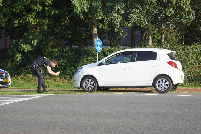 Auto ziet fietser over het hoofd