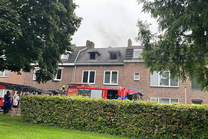 Hevige rookontwikkeling bij brand op zolder