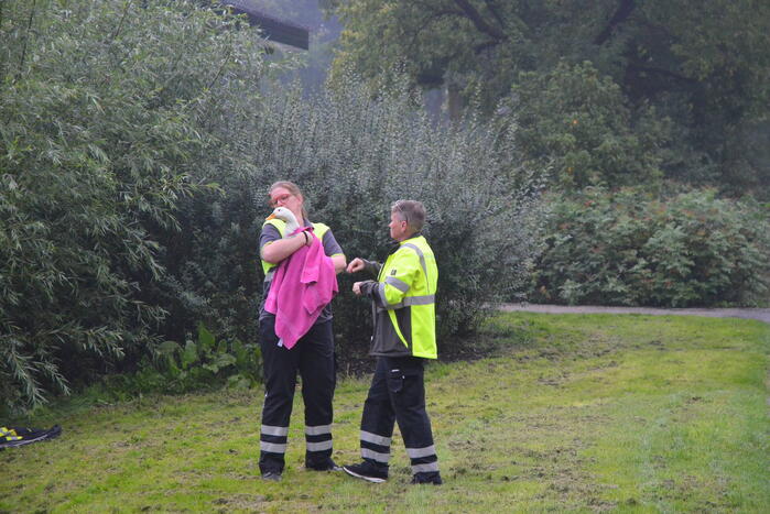 Eend raakt met snavel verstrikt in visdraad
